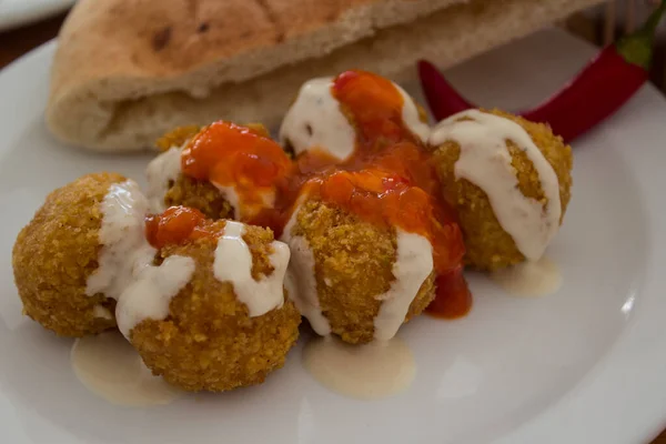 Falafel Comida Tradicional Israelí Placa Falafels Con Salsas Tahini Harissa —  Fotos de Stock