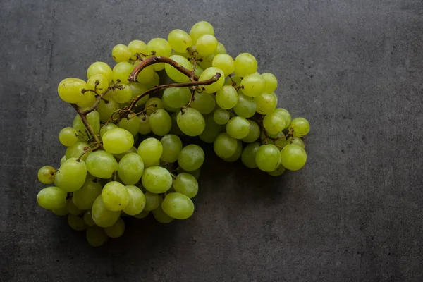 绿葡萄近照照片 多汁水果尽收眼底 带有复制空间的深灰色背景 — 图库照片