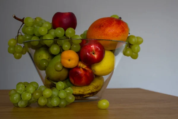 新鲜的夏天水果放在玻璃瓶里 油桃和杏仁在木本上的多姿多彩的静谧生活 浅灰背景 — 图库照片