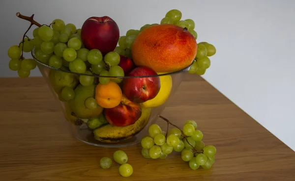 Frutas Frescas Verão Vaso Vidro Vida Selvagem Colorida Com Uvas — Fotografia de Stock