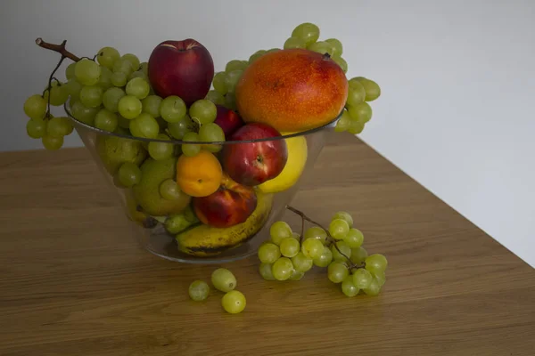 Frische Sommerfrüchte Einer Glasvase Farbenfrohe Stillleben Mit Trauben Mango Bananen — Stockfoto