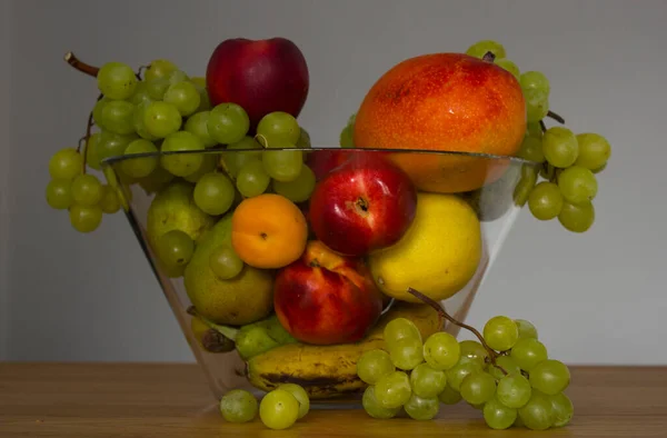 Frutas Frescas Verão Vaso Vidro Vida Selvagem Colorida Com Uvas — Fotografia de Stock