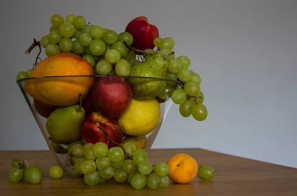 Frutas Frescas Verão Vaso Vidro Vida Selvagem Colorida Com Uvas — Fotografia de Stock