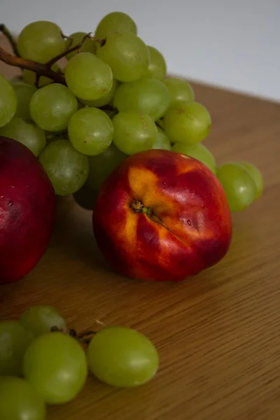 木制桌子上有多汁的油桃和葡萄 夏天的水果近照 健康饮食概念 — 图库照片