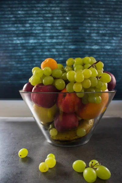 Frutas Frescas Verão Vaso Vidro Vida Selvagem Colorida Com Uvas — Fotografia de Stock