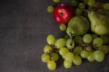 Renkli sulu meyve sınırı. Taze yaz meyveleri manzaralı fotoğraf. Kopyalama alanı olan koyu gri arkaplan. 