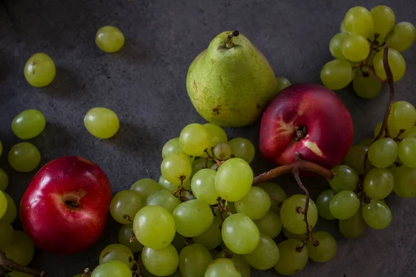 Belas Frutas Verão Uma Mesa Nectarinas Suculentas Uvas Verdes Pêras — Fotografia de Stock