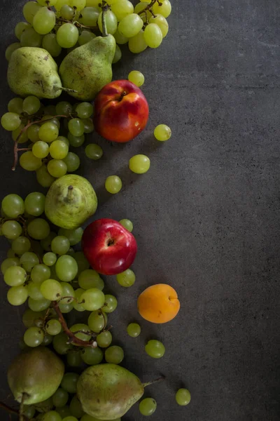夏天的水果色彩艳丽 多汁的葡萄和油桃图片顶部 带有复制空间的深灰色背景 — 图库照片