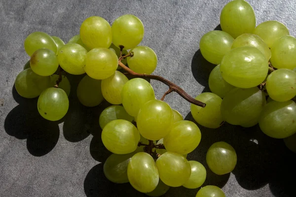 Grüne Trauben Nahaufnahme Foto Saftige Früchte Von Oben Dunkelgrauer Hintergrund — Stockfoto
