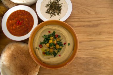 Tahta masadaki humus tabağı. Orta Doğu 'nun otantik yemekleri. 
