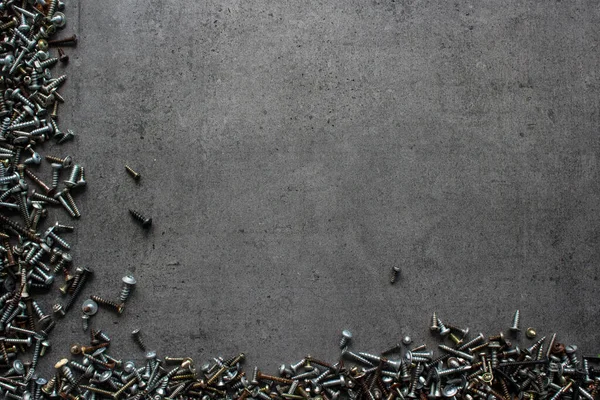 Pernos Viejos Tuercas Sobre Fondo Hormigón Gris Oscuro Marco Frontera —  Fotos de Stock