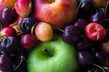 Canlı yaz meyveleri ve meyveleri kapanış fotoğrafı: taze kirazlar, mango ve nektarinler. Sağlıklı beslenme konsepti. Detoks diyeti. 