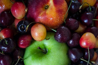 Canlı yaz meyveleri ve meyveleri kapanış fotoğrafı: taze kirazlar, mango ve nektarinler. Sağlıklı beslenme konsepti. Detoks diyeti. 