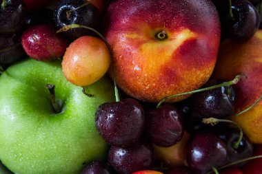 Canlı yaz meyveleri ve meyveleri kapanış fotoğrafı: taze kirazlar, mango ve nektarinler. Sağlıklı beslenme konsepti. Detoks diyeti. 