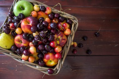 Tahta masadaki yaz meyveleri. Güzel kirazların, elmaların ve nektarların canlı renkleri. Sağlıklı beslenme konsepti. Taze meyve. Fotoğrafı kapat.. 