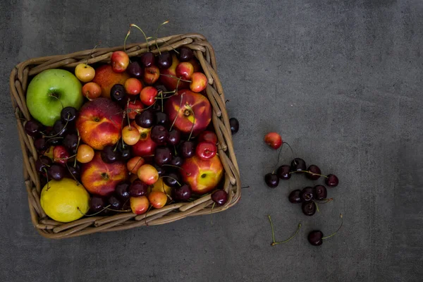满满一篮子多汁的夏季水果和浆果 带有复制空间的灰色纹理背景 健康饮食概念 — 图库照片