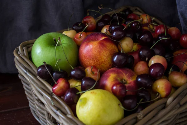 Letní Ovoce Košíku Dřevěném Stole Živé Barvy Krásných Třešní Jablek — Stock fotografie