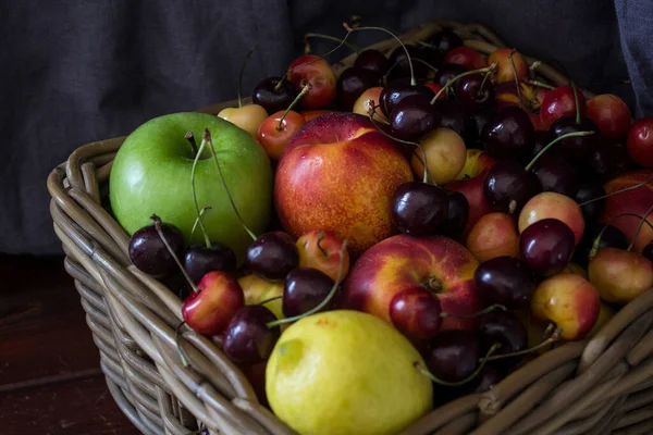 Summer Fruits Basket Wooden Table Vibrant Colors Beautiful Cherries Apples — Stock Photo, Image