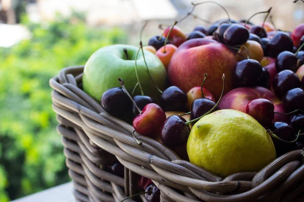 Cesta Cheia Frutas Fundo Folhas Verdes Frutas Verão Suculentas Fecham — Fotografia de Stock