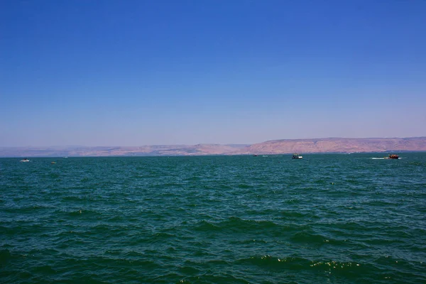 美丽的海景照片 水面上的木船 地平线上的山丘 平静的地中海海水 中东的性质 以色列夏季景观 — 图库照片