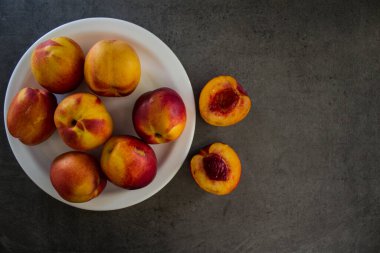 Taze nektarinler üst görünüm fotoğrafı. Sofrada sulu yaz meyveleri. Sağlıklı beslenme konsepti. Doğanın canlı renkleri. 