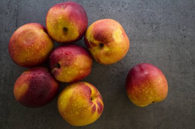 Taze nektarinler üst görünüm fotoğrafı. Sofrada sulu yaz meyveleri. Sağlıklı beslenme konsepti. Doğanın canlı renkleri. 