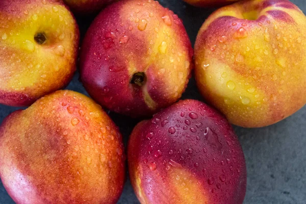 Φρέσκα Νεκταρίνια Ζουμερά Καλοκαιρινά Φρούτα Ένα Τραπέζι Υγιεινή Διατροφική Έννοια — Φωτογραφία Αρχείου