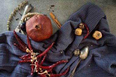 Kurumuş meyveler, sebzeler ve koyu gri desenli otlarla dolu bir hayat. Farklı nesnelerin üst görünüm fotoğrafı. Sonbaharın renkleri.