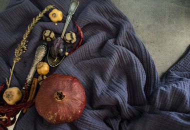Kurumuş meyveler, sebzeler ve koyu gri desenli otlarla dolu bir hayat. Farklı nesnelerin üst görünüm fotoğrafı. Sonbaharın renkleri.