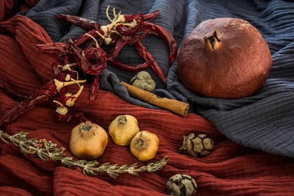 Nature Morte Avec Grenade Séchée Piments Rouges Draperie Texturée Rouge — Photo