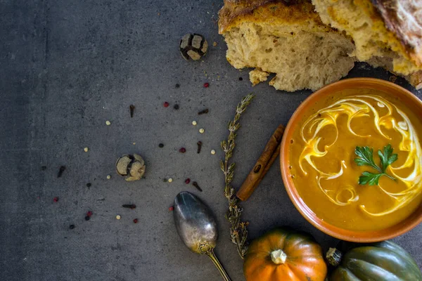 Gri Masada Taze Ekmek Gümüş Kaşıkla Balkabağı Çorbası Vejetaryen Yemeğinin — Stok fotoğraf