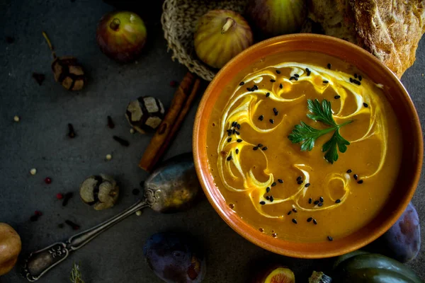 灰色のテーブルの上に焼きたてのパンと銀のスプーンでカボチャのスープ 秋の領収書 ビーガンメニューのトップビューの写真 健康的な食事のコンセプト — ストック写真