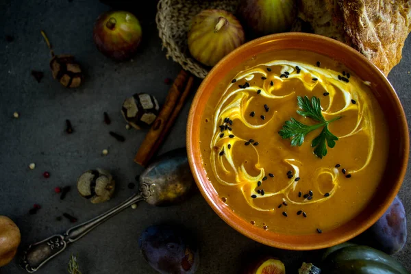 Sopa Calabaza Con Pan Recién Horneado Cuchara Plata Mesa Gris — Foto de Stock