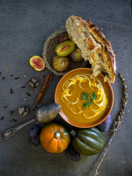 Gri Masada Taze Ekmek Gümüş Kaşıkla Balkabağı Çorbası Sonbahar Makbuzları — Stok fotoğraf