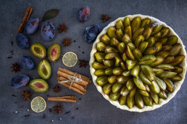 Erikli tatlı turtasının en iyi görüntüsü. Gri desenli arka plan ve fotokopi alanı. Tatlı turta yakın çekim.. 