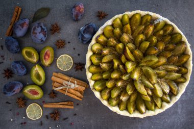 Erikli tatlı turtasının en iyi görüntüsü. Gri desenli arka plan ve fotokopi alanı. Tatlı turta yakın çekim.. 