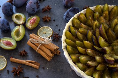 Erikli tatlı turtasının en iyi görüntüsü. Gri desenli arka plan ve fotokopi alanı. Tatlı turta yakın çekim.. 