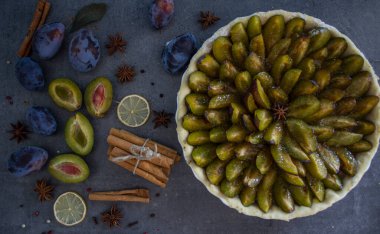 Erikli tatlı turtasının en iyi görüntüsü. Gri desenli arka plan ve fotokopi alanı. Tatlı turta yakın çekim.. 