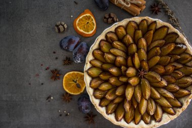 Erikli tatlı turtasının en iyi görüntüsü. Gri desenli arka plan ve fotokopi alanı. Tatlı turta yakın çekim.. 
