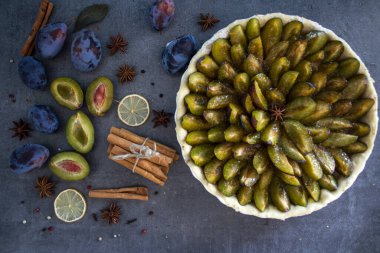 Erikli tatlı turtasının en iyi görüntüsü. Gri desenli arka plan ve fotokopi alanı. Tatlı turta yakın çekim.. 
