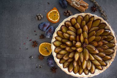 Erikli tatlı turtasının en iyi görüntüsü. Gri desenli arka plan ve fotokopi alanı. Tatlı turta yakın çekim.. 