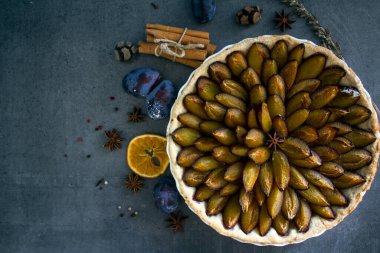 Erikli tatlı turtasının en iyi görüntüsü. Gri desenli arka plan ve fotokopi alanı. Tatlı turta yakın çekim.. 