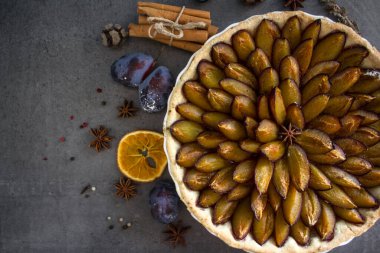 Erikli tatlı turtasının en iyi görüntüsü. Gri desenli arka plan ve fotokopi alanı. Tatlı turta yakın çekim.. 