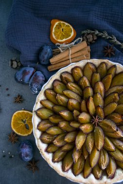 Erikli tatlı turtasının en iyi görüntüsü. Gri desenli arka plan ve fotokopi alanı. Tatlı turta yakın çekim.. 