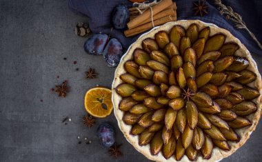 Erikli tatlı turtasının en iyi görüntüsü. Gri desenli arka plan ve fotokopi alanı. Tatlı turta yakın çekim.. 