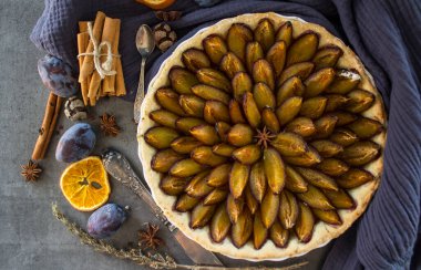 Erikli tatlı turtasının en iyi görüntüsü. Gri desenli arka plan ve fotokopi alanı. Tatlı turta yakın çekim.. 