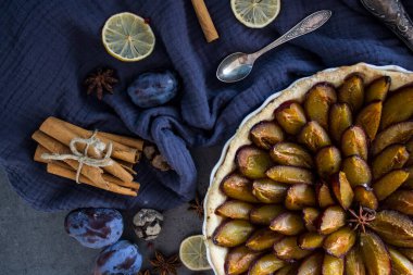 Erikli tatlı turtasının en iyi görüntüsü. Gri desenli arka plan ve fotokopi alanı. Tatlı turta yakın çekim.. 