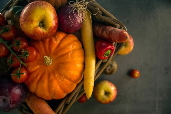 Fresh Garden Vegetables Basket Pumpkin Apple Carrots Cherry Tomatoes Red — Stock Photo, Image