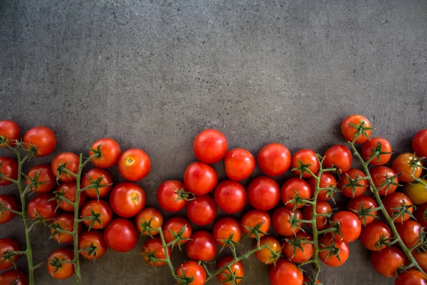 Muitos Tomates Cereja Uma Mesa Fundo Cinzento Foto Vista Superior — Fotografia de Stock