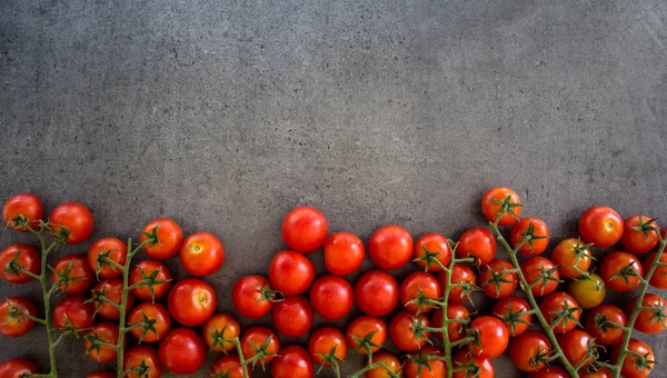 Muitos Tomates Cereja Uma Mesa Fundo Cinzento Foto Vista Superior — Fotografia de Stock